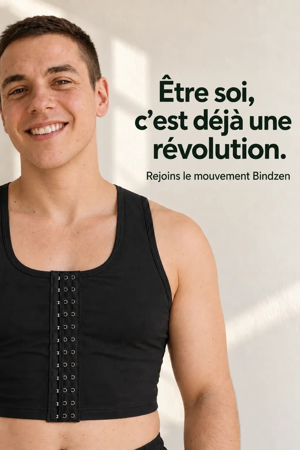 Personne souriante portant le binder noir Bindzen à agrafes : Être soi, c'est déjà une révolution. Rejoins le mouvement Bindzen