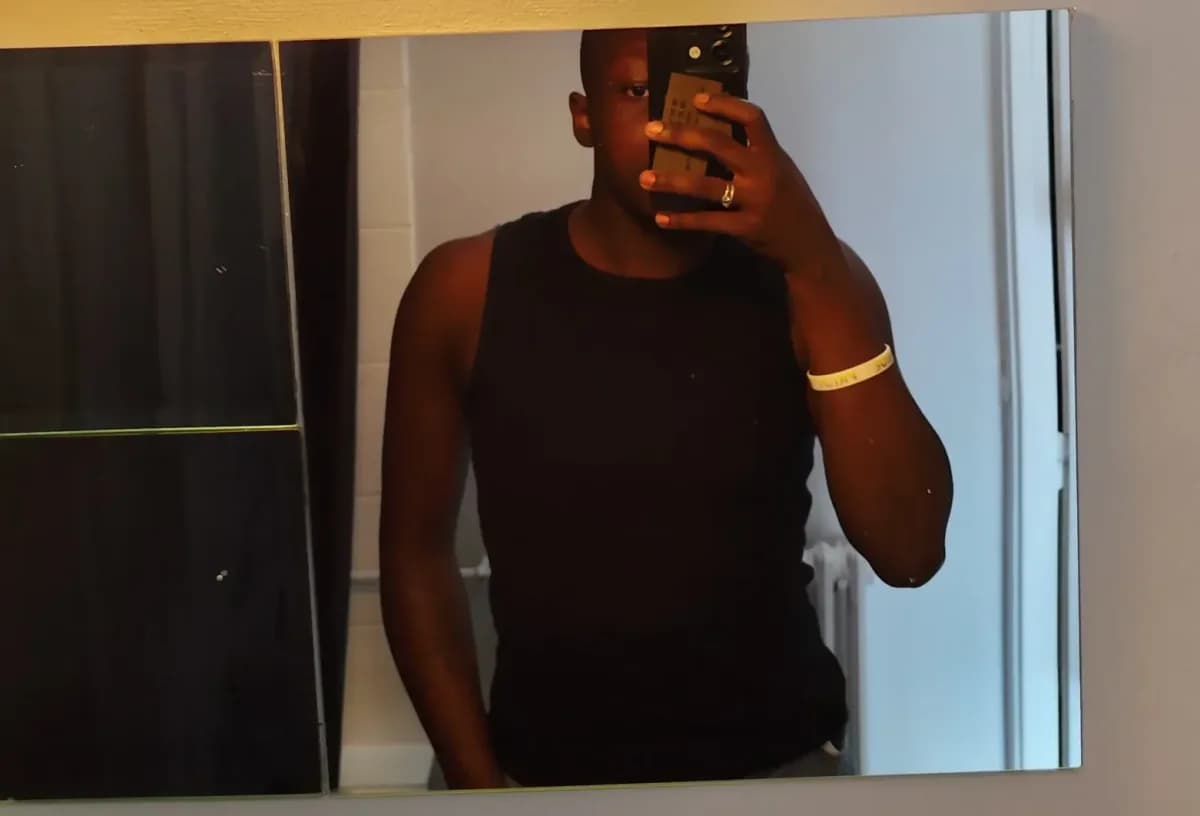 Zéphir portant le binder noir Bindzen, vue de face