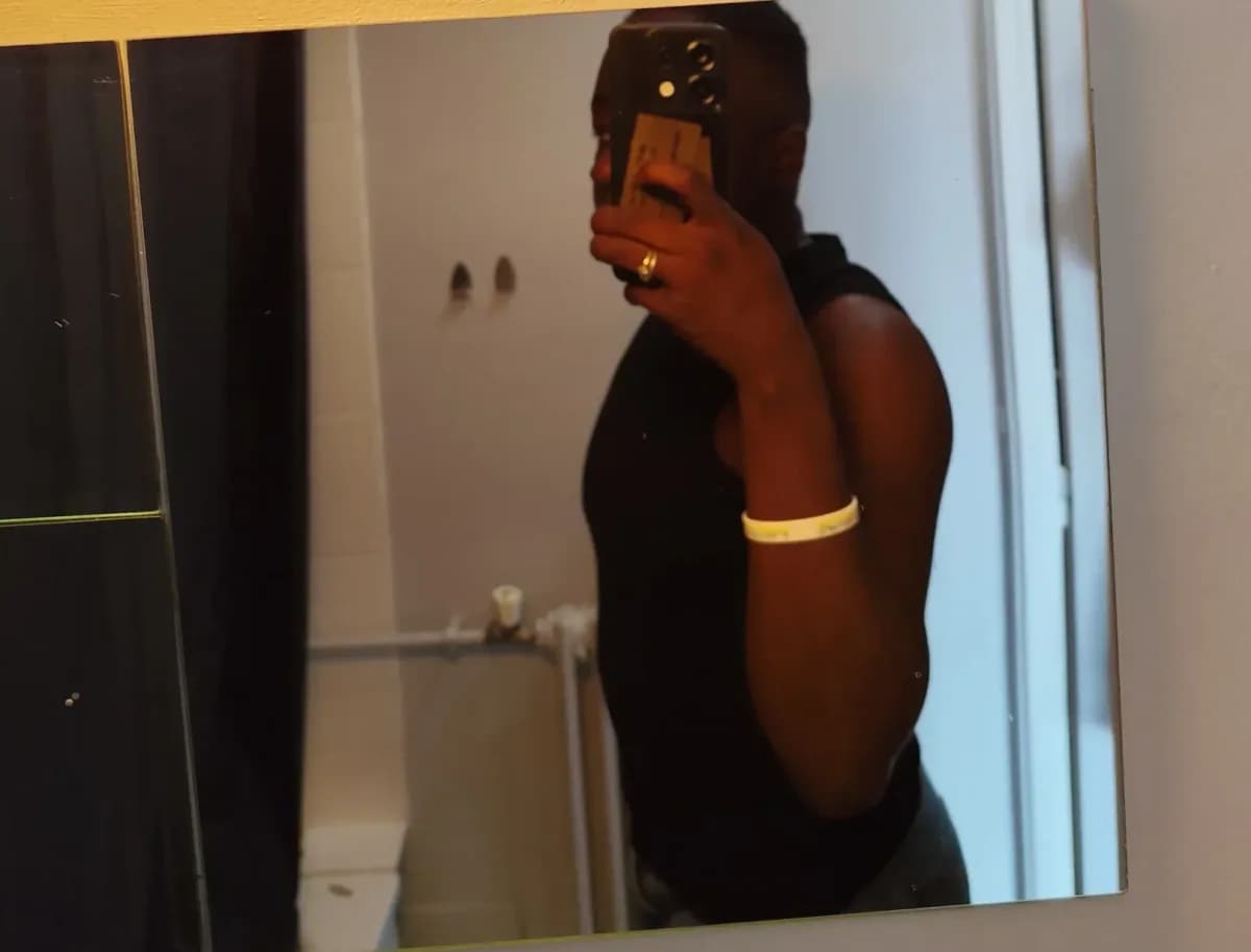 Zéphir portant le binder noir Bindzen, vue de profil